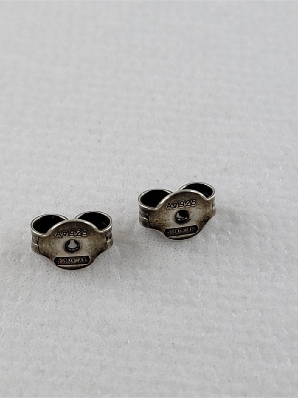 ✨💎LIKE NEW💎✨ Silver-Tone Interlocking Twist Silver GG Pierced Earrings - Picture 5 of 5